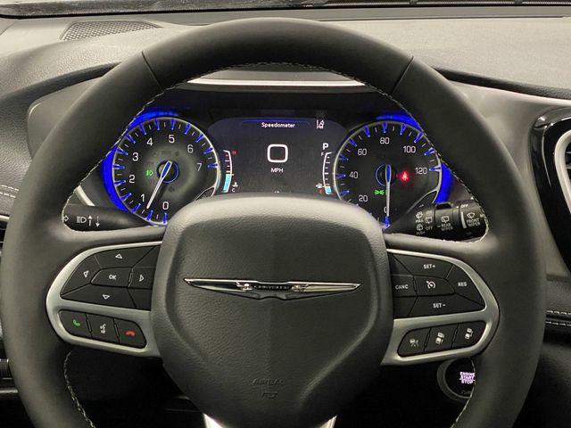 Photo of 2025 Ceramic Gray Clearcoat Chrysler Pacifica