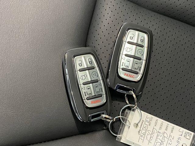 Photo of 2025 Ceramic Gray Clearcoat Chrysler Pacifica