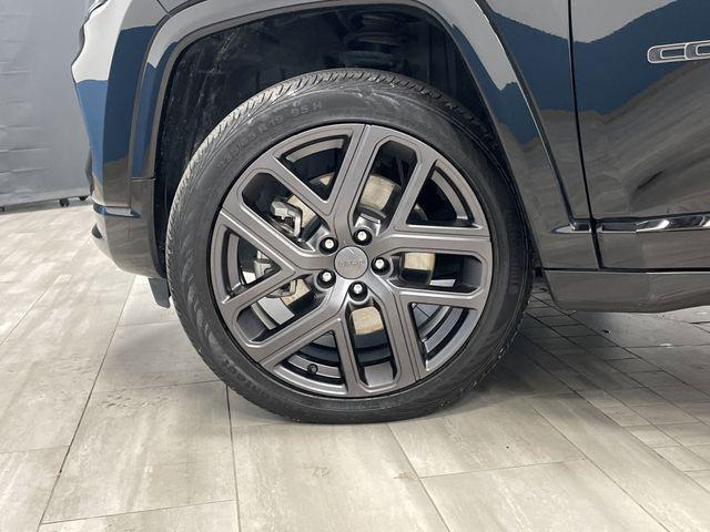 Photo of 2024 Diamond Black Crystal Pearlcoat Jeep Compass