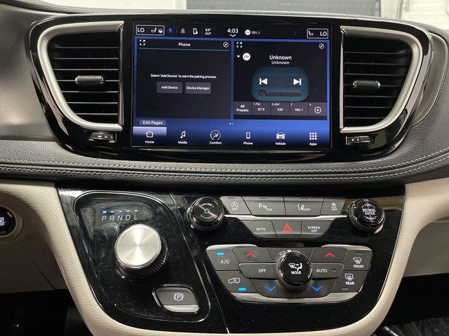 Photo of 2024 Bright White Clearcoat Chrysler Pacifica