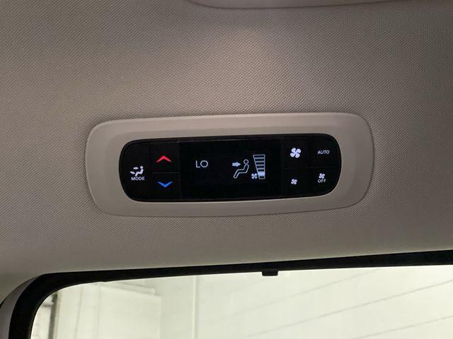 Photo of 2024 Bright White Clearcoat Chrysler Pacifica