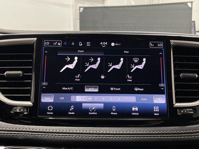 Photo of 2024 Bright White Clearcoat Chrysler Pacifica