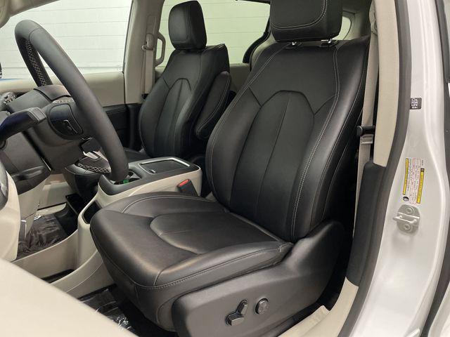 Photo of 2024 Bright White Clearcoat Chrysler Pacifica