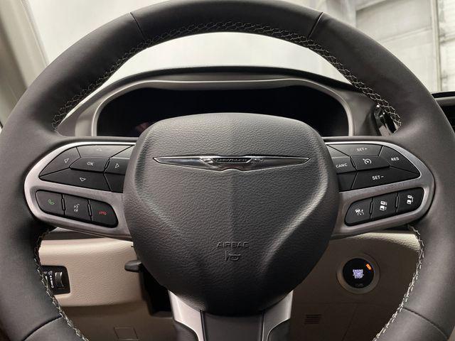 Photo of 2024 Bright White Clearcoat Chrysler Pacifica