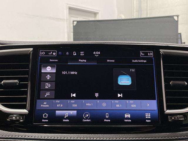 Photo of 2024 Bright White Clearcoat Chrysler Pacifica