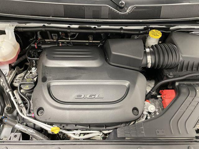 Photo of 2024 Bright White Clearcoat Chrysler Pacifica