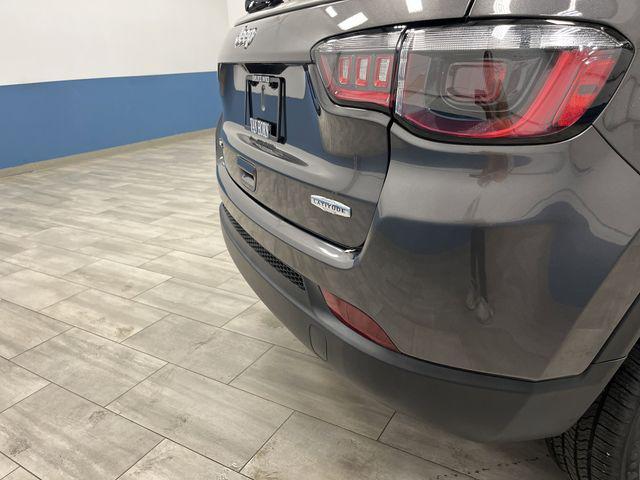 Photo of 2022 Granite Crystal Metallic Clearcoat Jeep Compass