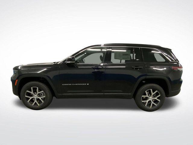 Photo of 2025 Diamond Black Crystal Pearlcoat Jeep Grand Cherokee