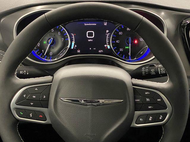 Photo of 2025 Ceramic Gray Clearcoat Chrysler Pacifica