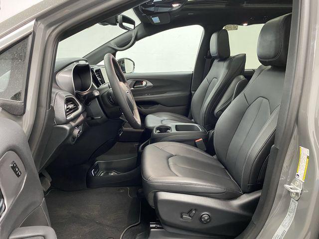 Photo of 2025 Ceramic Gray Clearcoat Chrysler Pacifica
