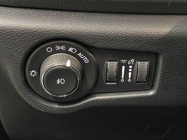 Photo of 2025 Fathom Blue Pearlcoat Chrysler Pacifica