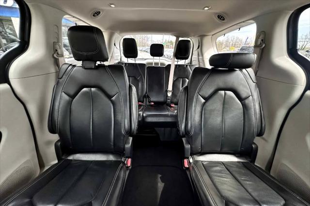 Photo of 2022 Gray Chrysler Pacifica