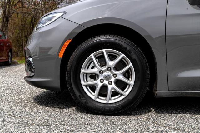 Photo of 2022 Gray Chrysler Pacifica