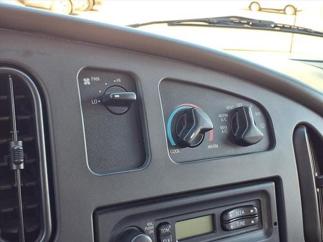 Photo of 2007 White Ford E350 Super Duty