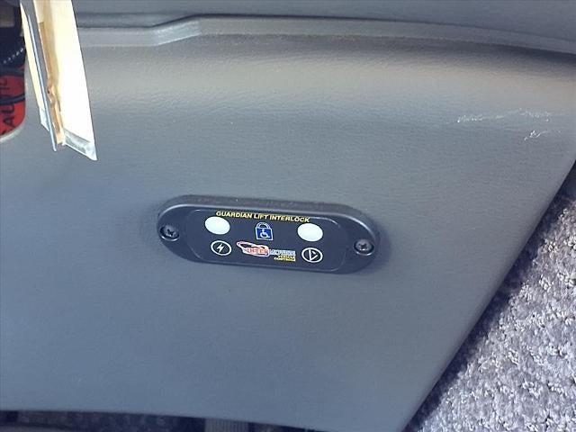 Photo of 2007 White Ford E350 Super Duty