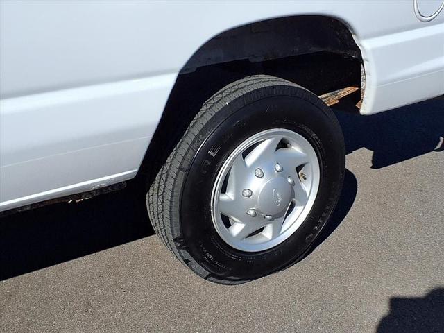 Photo of 2007 White Ford E350 Super Duty