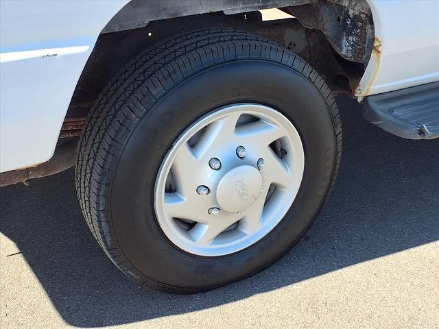 Photo of 2007 White Ford E350 Super Duty