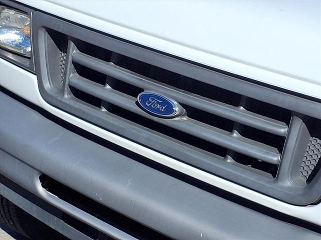 Photo of 2007 White Ford E350 Super Duty