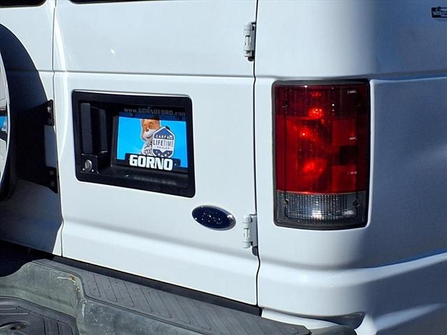 Photo of 2007 White Ford E350 Super Duty