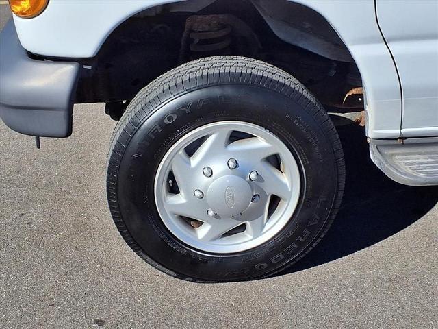 Photo of 2007 White Ford E350 Super Duty