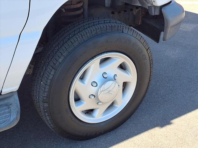Photo of 2007 White Ford E350 Super Duty