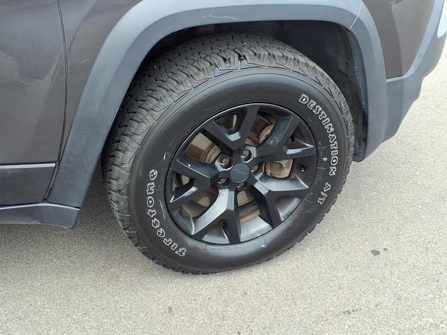 Photo of 2017 Granite Crystal Metallic Jeep Cherokee