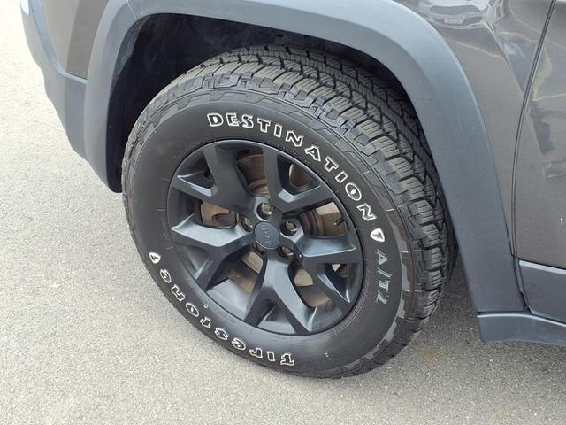 Photo of 2017 Granite Crystal Metallic Jeep Cherokee