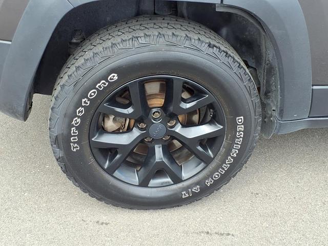 Photo of 2017 Granite Crystal Metallic Jeep Cherokee