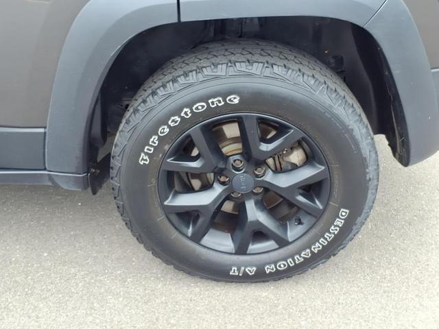 Photo of 2017 Granite Crystal Metallic Jeep Cherokee