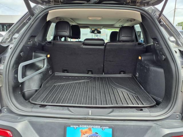 Photo of 2017 Granite Crystal Metallic Jeep Cherokee