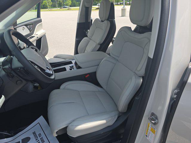 Photo of 2025 CERAMIC PEARL MET 3C Lincoln Aviator