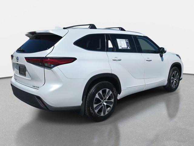 Photo of 2022 Wind Chill Pearl Toyota Highlander