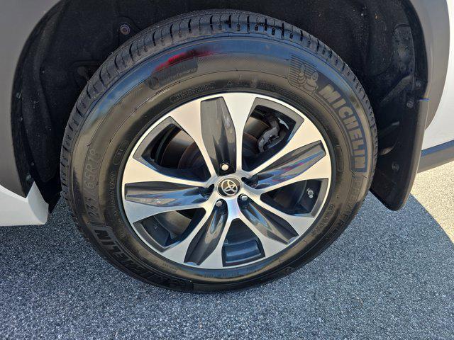 Photo of 2022 Wind Chill Pearl Toyota Highlander