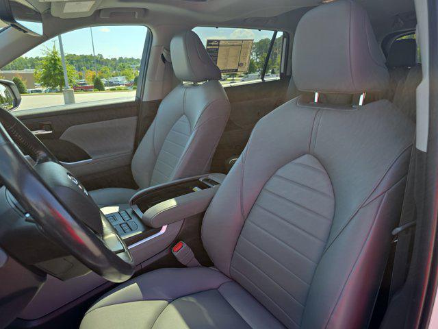 Photo of 2022 Wind Chill Pearl Toyota Highlander