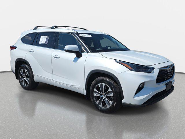 Photo of 2022 Wind Chill Pearl Toyota Highlander