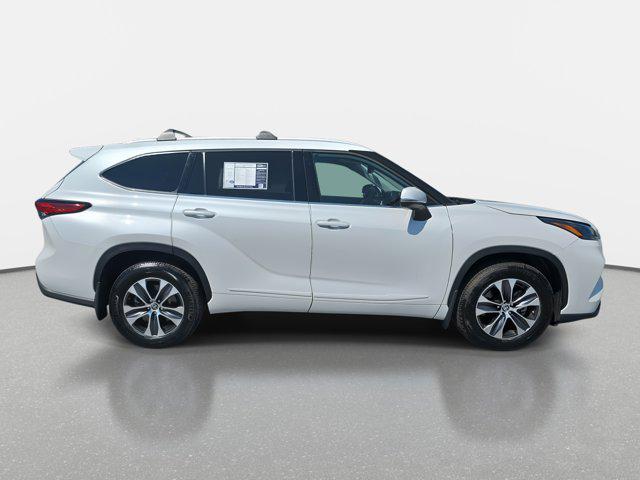 Photo of 2022 Wind Chill Pearl Toyota Highlander