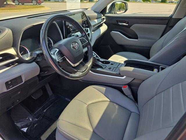 Photo of 2022 Wind Chill Pearl Toyota Highlander