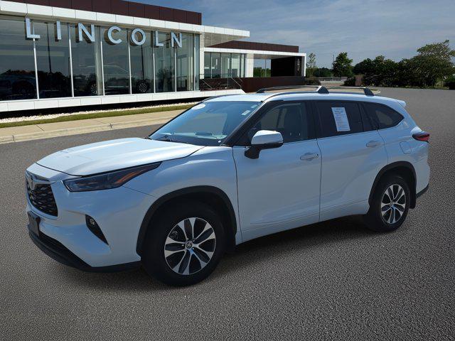 Photo of 2022 Wind Chill Pearl Toyota Highlander