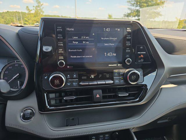 Photo of 2022 Wind Chill Pearl Toyota Highlander