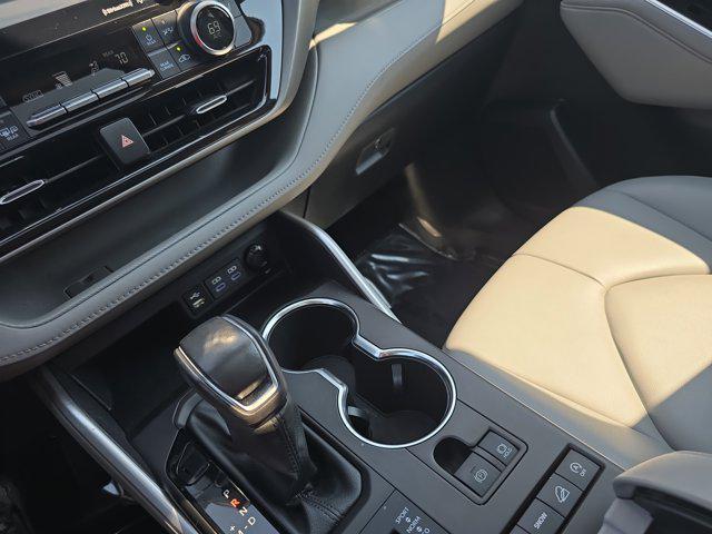 Photo of 2022 Wind Chill Pearl Toyota Highlander