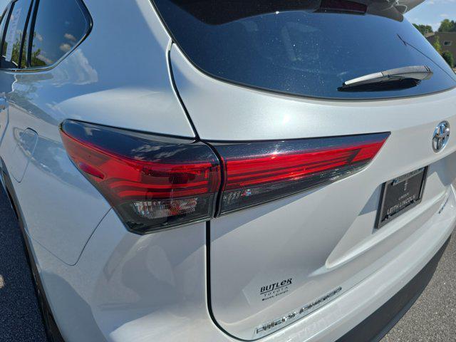Photo of 2022 Wind Chill Pearl Toyota Highlander