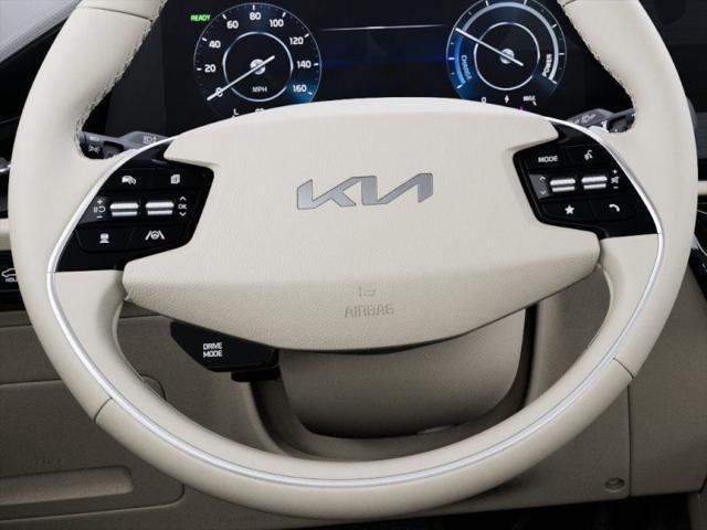 Photo of 2025 White Pearl Kia Niro EV