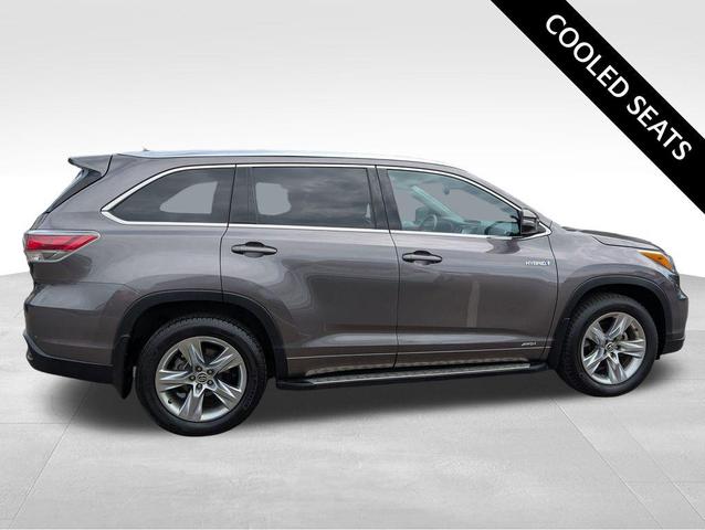 Photo of 2016 Predawn Gray Mica Toyota Highlander Hybrid