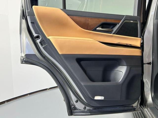 Photo of 2022 Atomic Silver Lexus LX 600