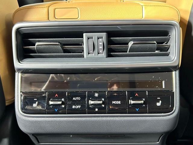 Photo of 2022 Atomic Silver Lexus LX 600