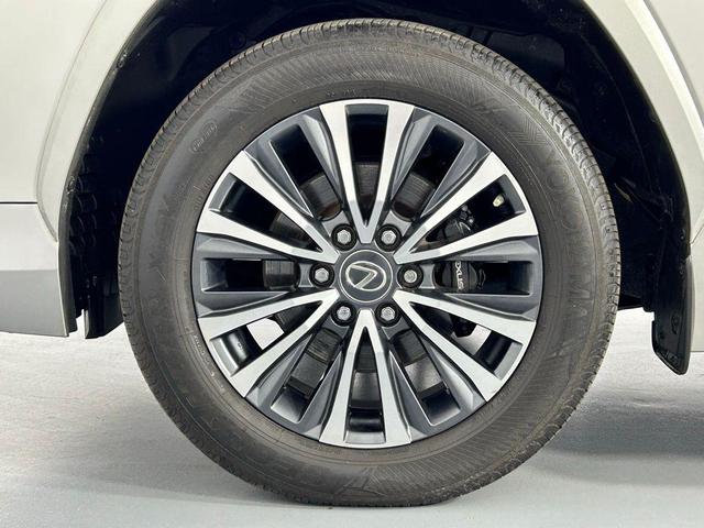 Photo of 2022 Atomic Silver Lexus LX 600