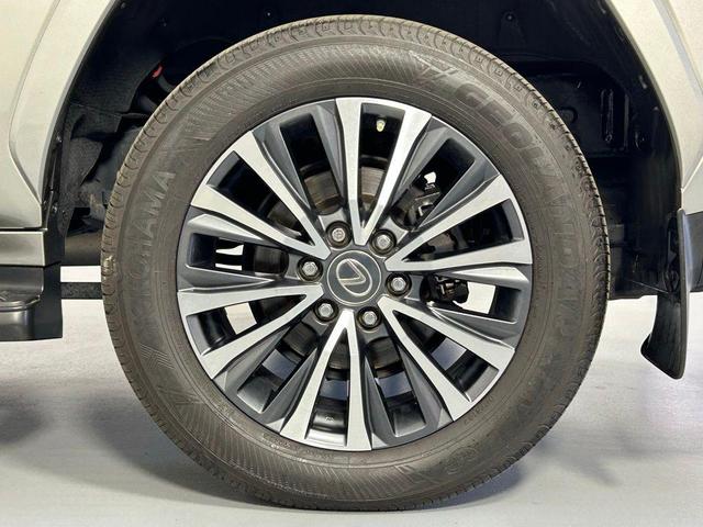 Photo of 2022 Atomic Silver Lexus LX 600