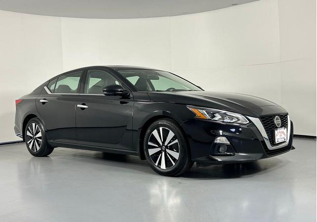 Photo of 2022 Super Black Nissan Altima