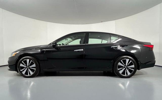 Photo of 2022 Super Black Nissan Altima