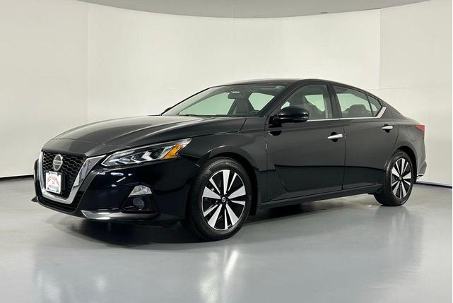 Photo of 2022 Super Black Nissan Altima